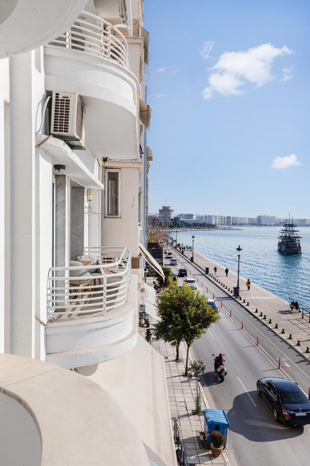 Infinity & Beyond By Halu! - Seafront Apartments Thessaloniki Exterior photo