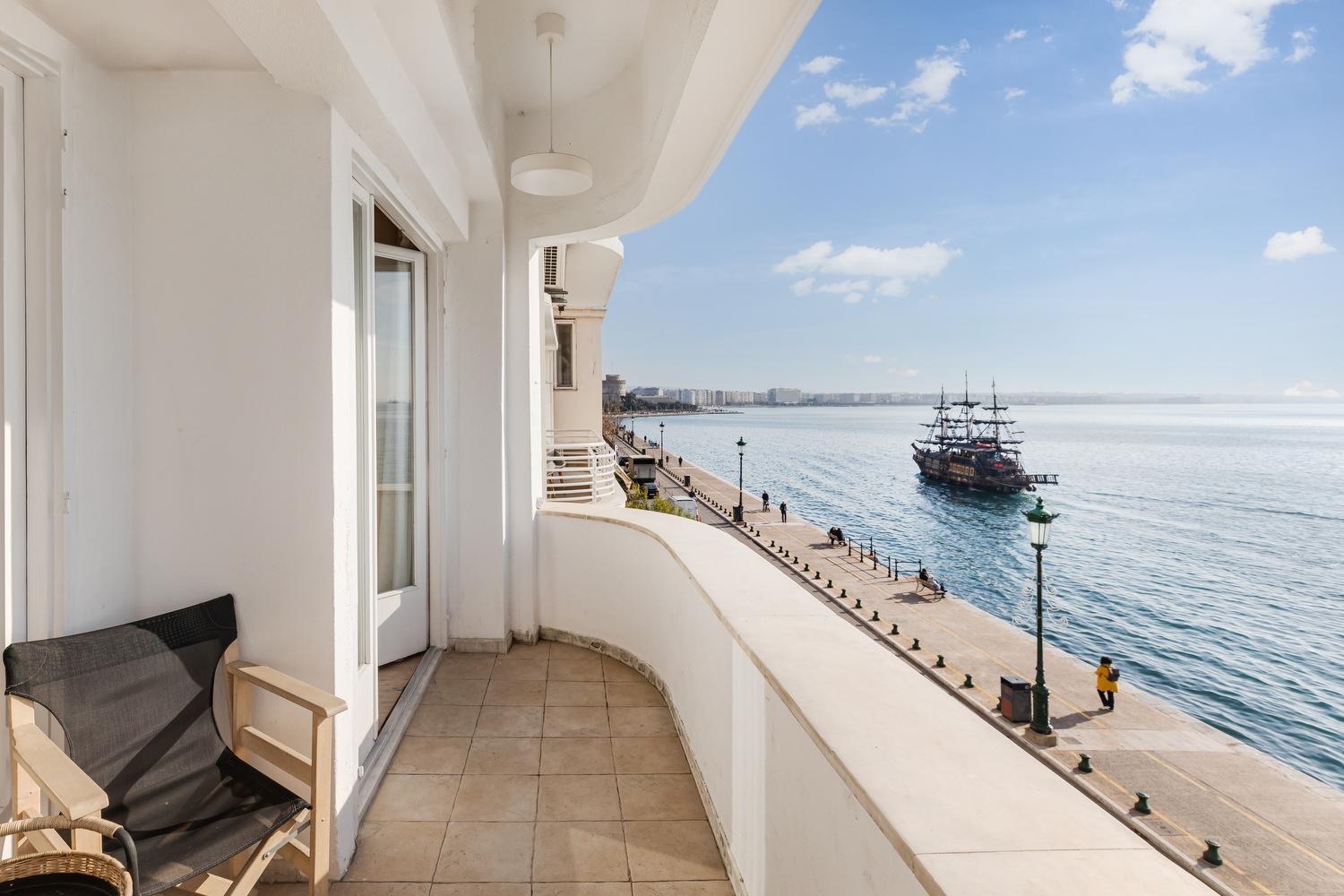 Infinity & Beyond By Halu! - Seafront Apartments Thessaloniki Exterior photo